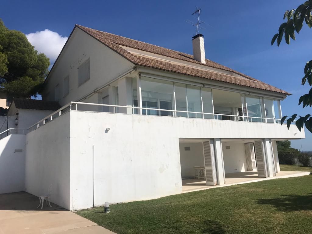 Vista exterior de Casa o xalet en venda en Castelldefels amb Calefacció i Jardí privat