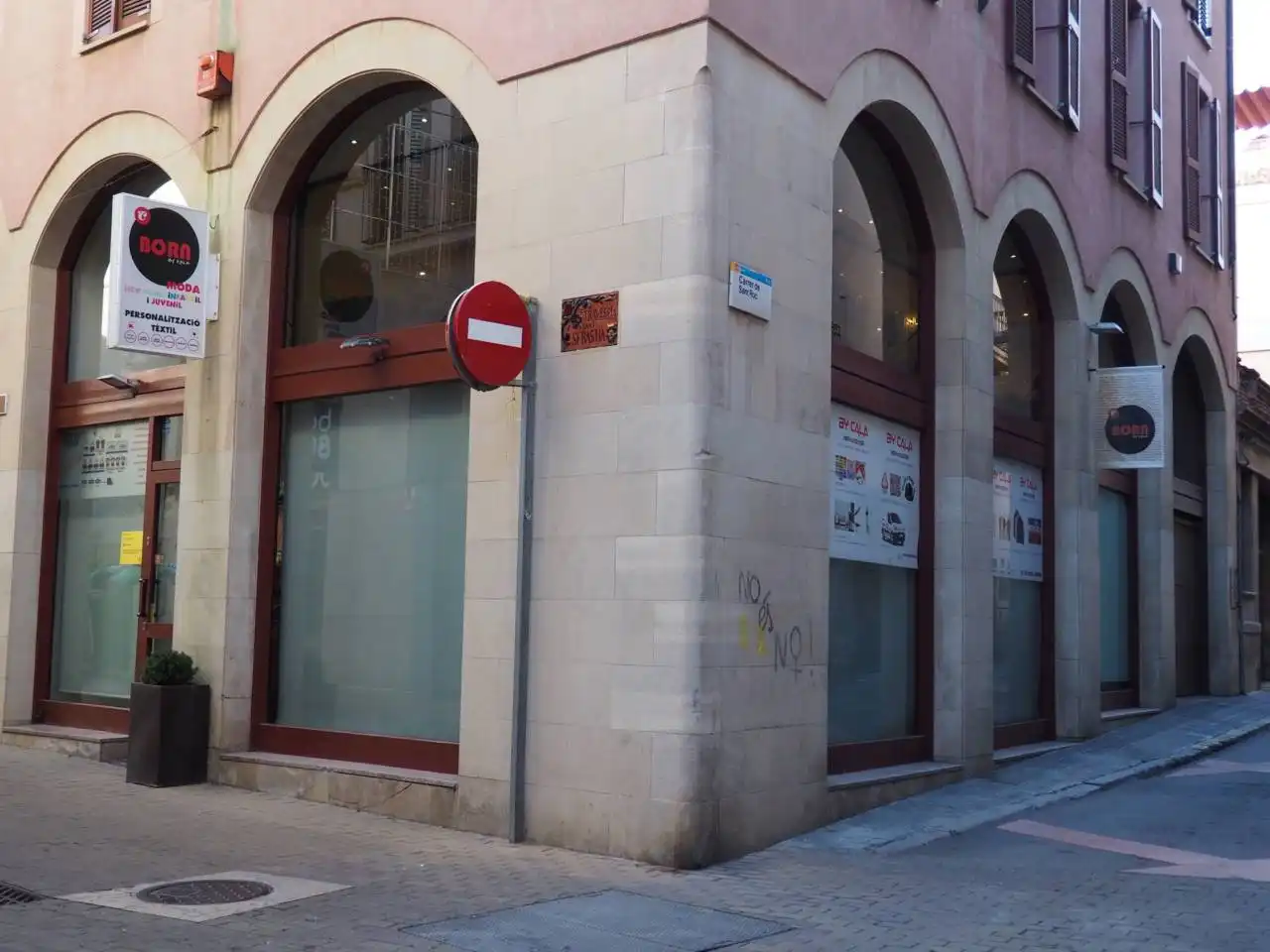 Vista exterior de Local en venda en Igualada amb Aire condicionat