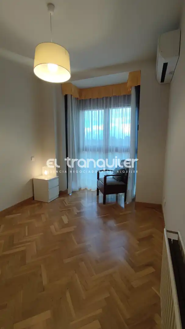Sala d'estar de Pis de lloguer en Madrid amb Aire condicionat, Parquet i Piscina