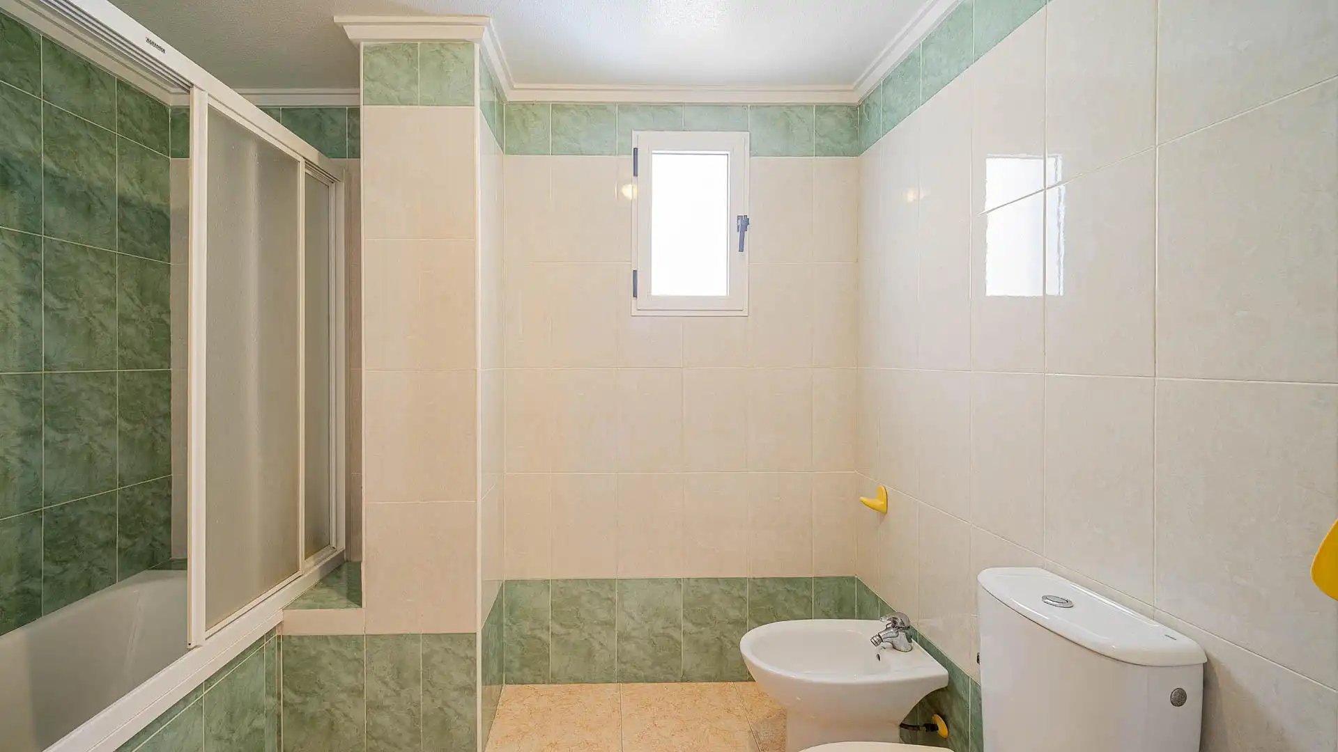 Bany de Àtic en venda en Torrevieja amb Terrassa, Moblat i Piscina comunitària