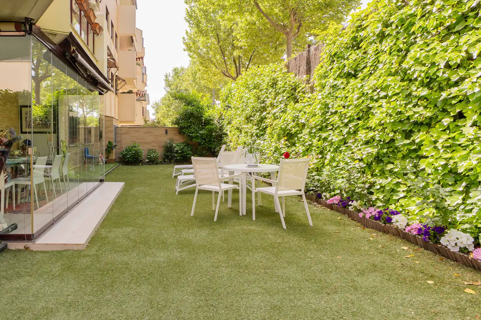 Terrasse von Wohnungen zum Verkauf in Boadilla del Monte mit Klimaanlage, Heizung und Privatgarten