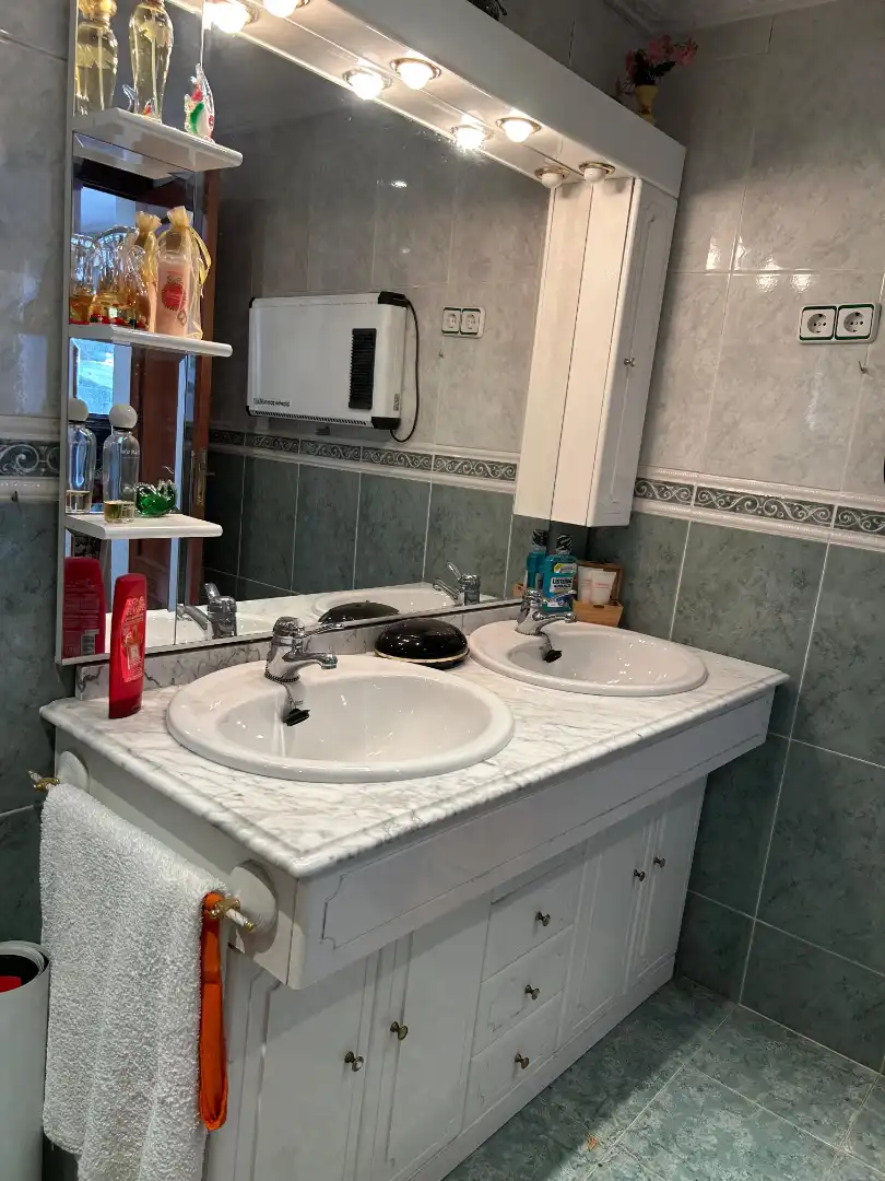 Badezimmer von Einfamilien-Reihenhaus zum Verkauf in Santa Cruz del Retamar mit Klimaanlage, Heizung und Privatgarten
