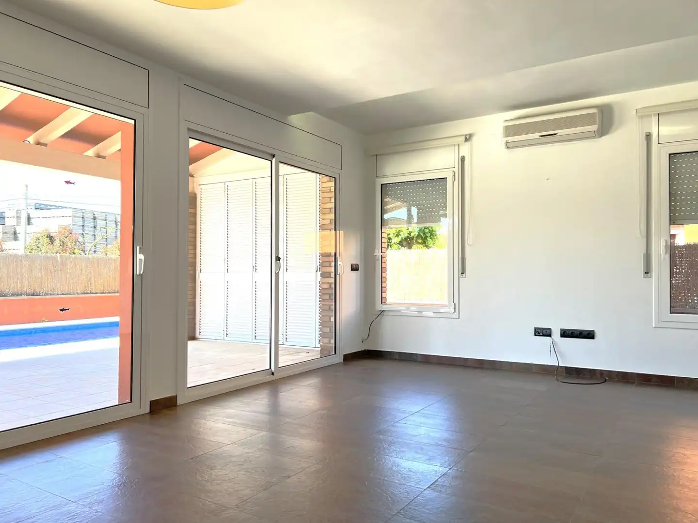 Living room of Houses for sale in Sant Pere Pescador  with Air Conditioner, Heating and Private garden