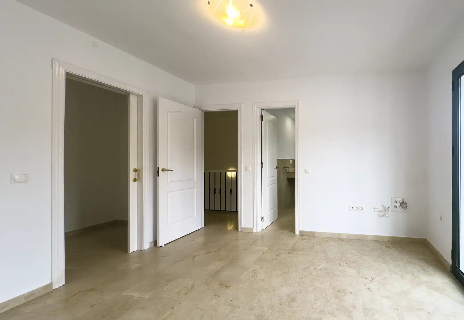 Einfamilien-Reihenhaus zum Verkauf in Manilva mit Terrasse, Abstellraum und Schwimmbad