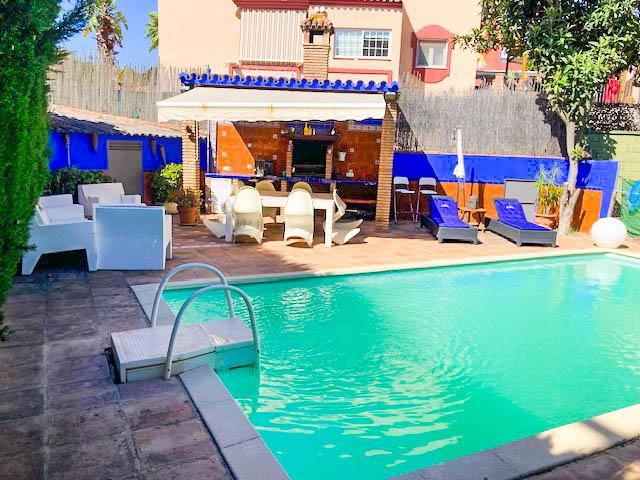 Swimming pool of House or chalet for sale in Marbella  with Air Conditioner, Private garden and Terrace