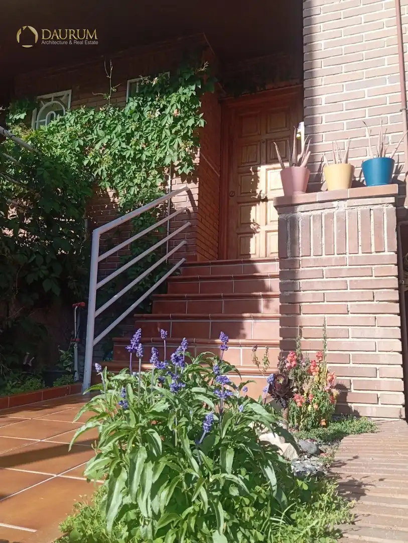 Vista exterior de Casa adosada en venda en Alcalá de Henares amb Calefacció, Jardí privat i Terrassa