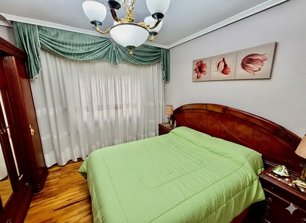 Dormitori de Pis en venda en La Bañeza  amb Calefacció, Parquet i Terrassa