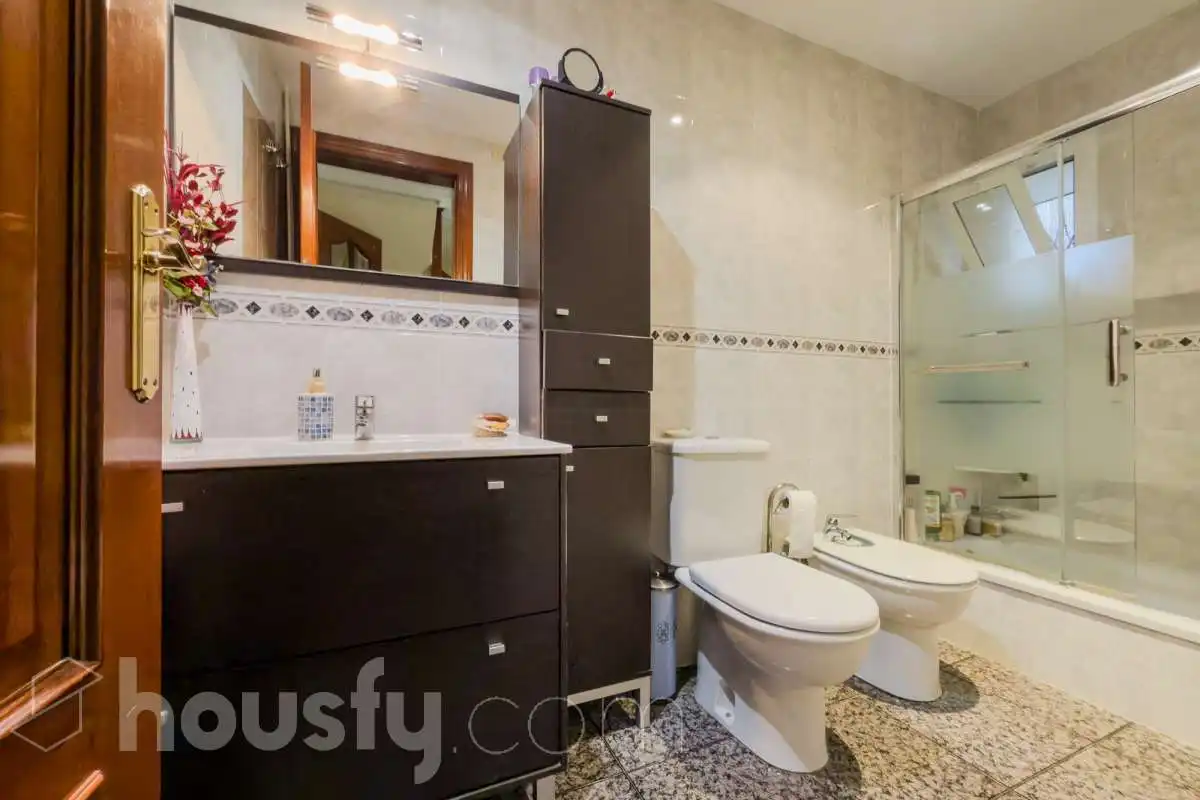 Bathroom of Houses for sale in Santa Coloma de Gramenet  with Air Conditioner, Heating and Private garden