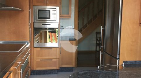 Amplio dúplex de 4 dormitorios cpn armarios, tres baños completos, salón y cocina equipada. Totalmente exterior con dos balcones.
