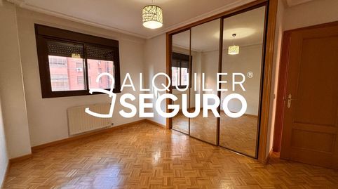 Foto 2 de Piso de alquiler en De Villalobos, Palomeras Sureste, Madrid Capital