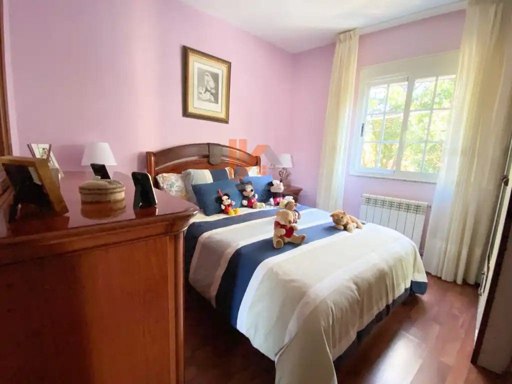 Bedroom of Houses for sale in Santiago de Compostela   with Private garden, Oven and Internet