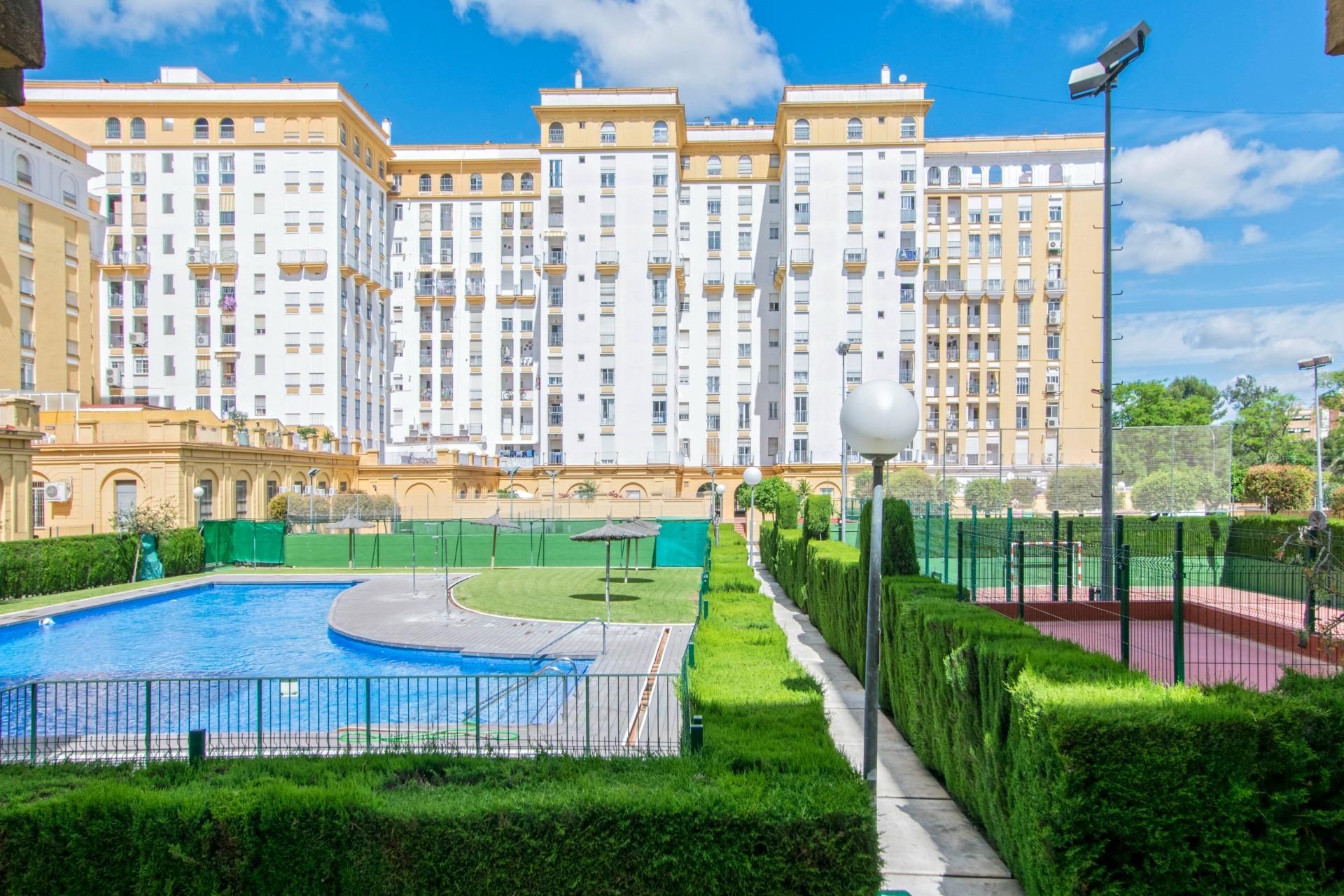 Exterior view of Flat for sale in  Sevilla Capital  with Air Conditioner, Private garden and Terrace