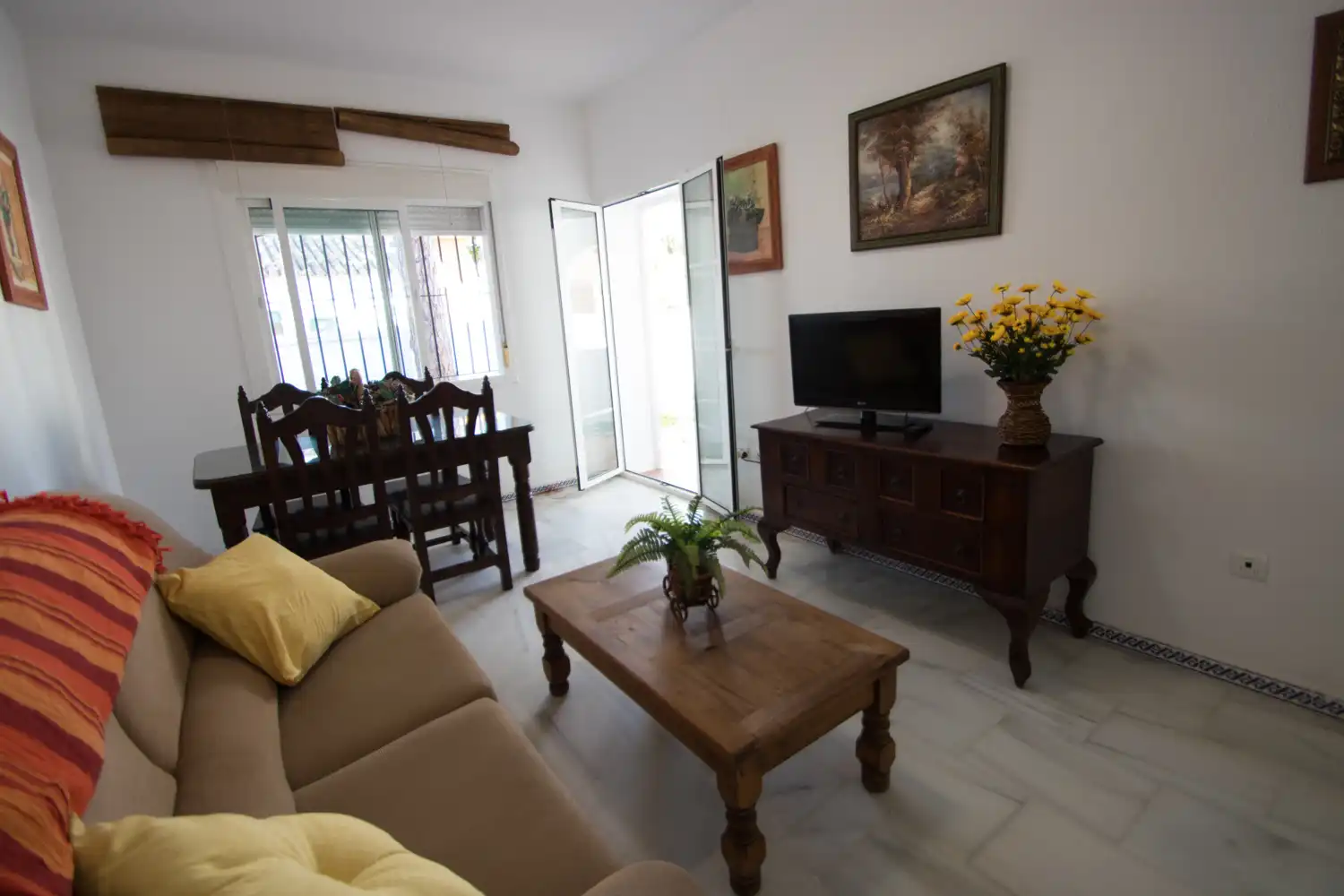 Sala d'estar de Apartament en venda en Chiclana de la Frontera amb Jardí privat, Moblat i Rentadora