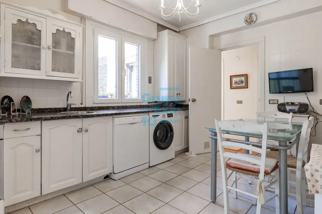 Kitchen of Flat for sale in Donostia - San Sebastián   with Heating and Storage room