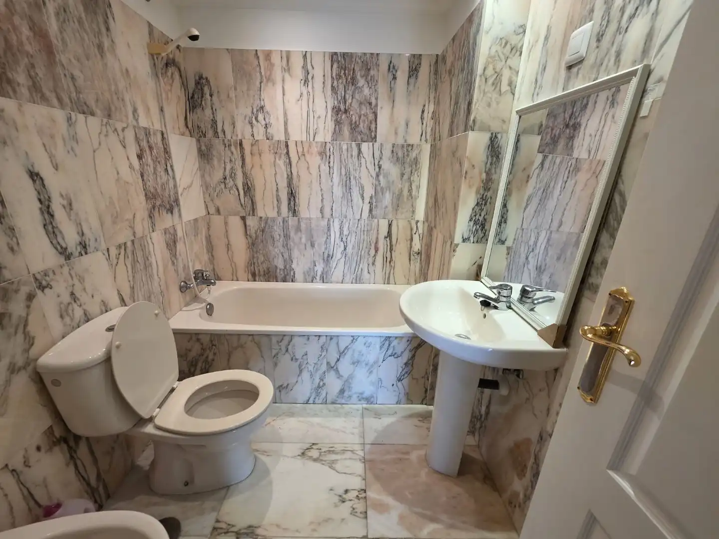 Baño de Piso de alquiler en A Coruña Capital  con Calefacción
