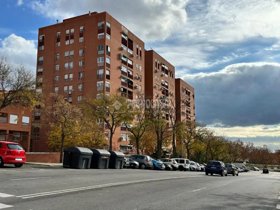 Vista exterior de Piso en venta en Madrid con Calefacción