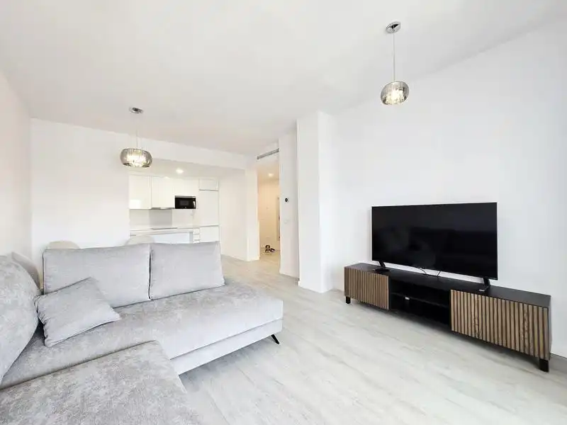 Sala d'estar de Àtic de lloguer en Estepona amb Aire condicionat, Terrassa i Piscina