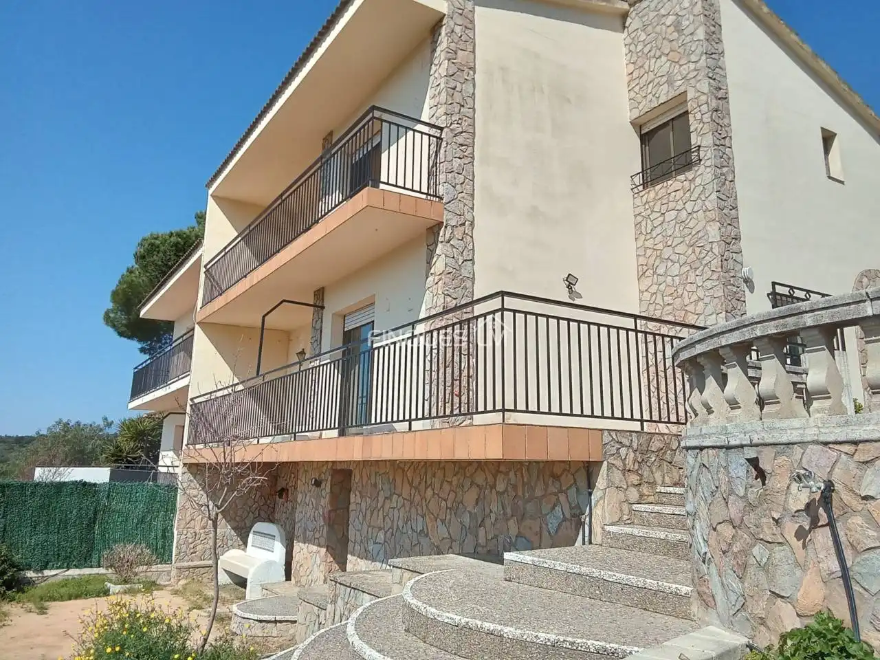 Vista exterior de Casa adosada en venda en Tordera amb Jardí privat, Terrassa i Piscina