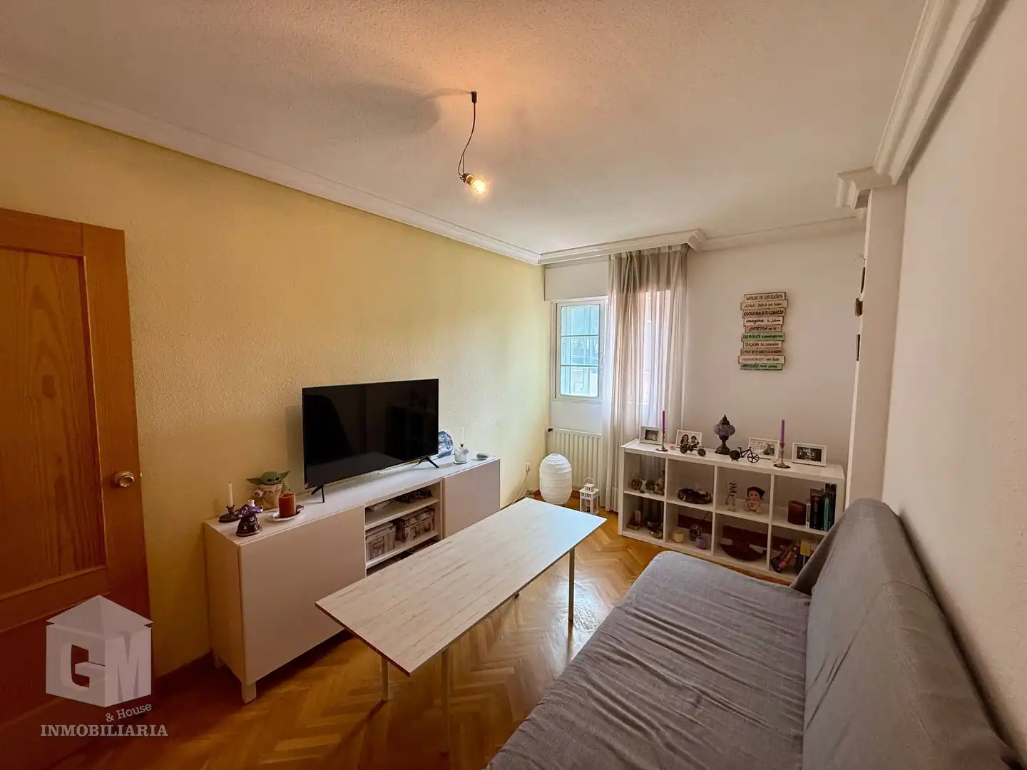 Sala d'estar de Casa adosada en venda en Las Rozas de Madrid amb Calefacció, Jardí privat i Terrassa