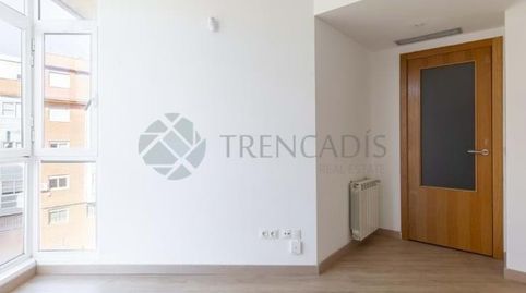 Recién reformado a estrenar !Luminoso piso de 64 m recién reformado a la venta en el distrito de Ciudad Lineal, Madrid.La vivienda