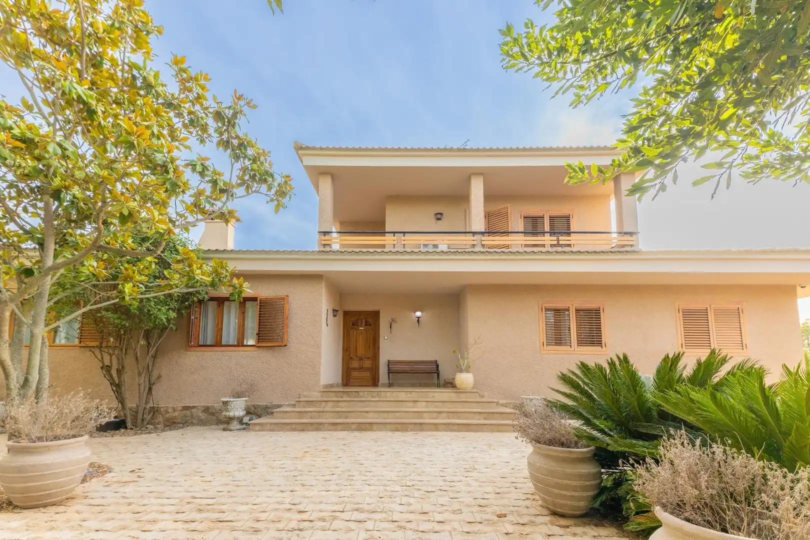 Vista exterior de Casa o xalet en venda en Requena amb Jardí privat, Terrassa i Piscina