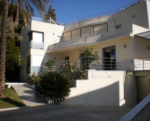 Vista exterior de Casa o xalet en venda en  Córdoba Capital amb Aire condicionat, Calefacció i Jardí privat