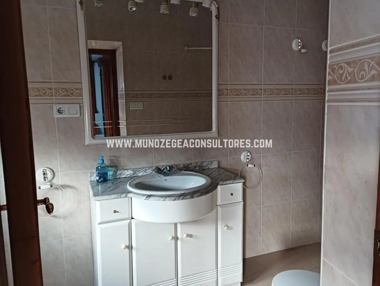 Badezimmer von Wohnung zum Verkauf in Lucena mit Klimaanlage, Terrasse und Abstellraum