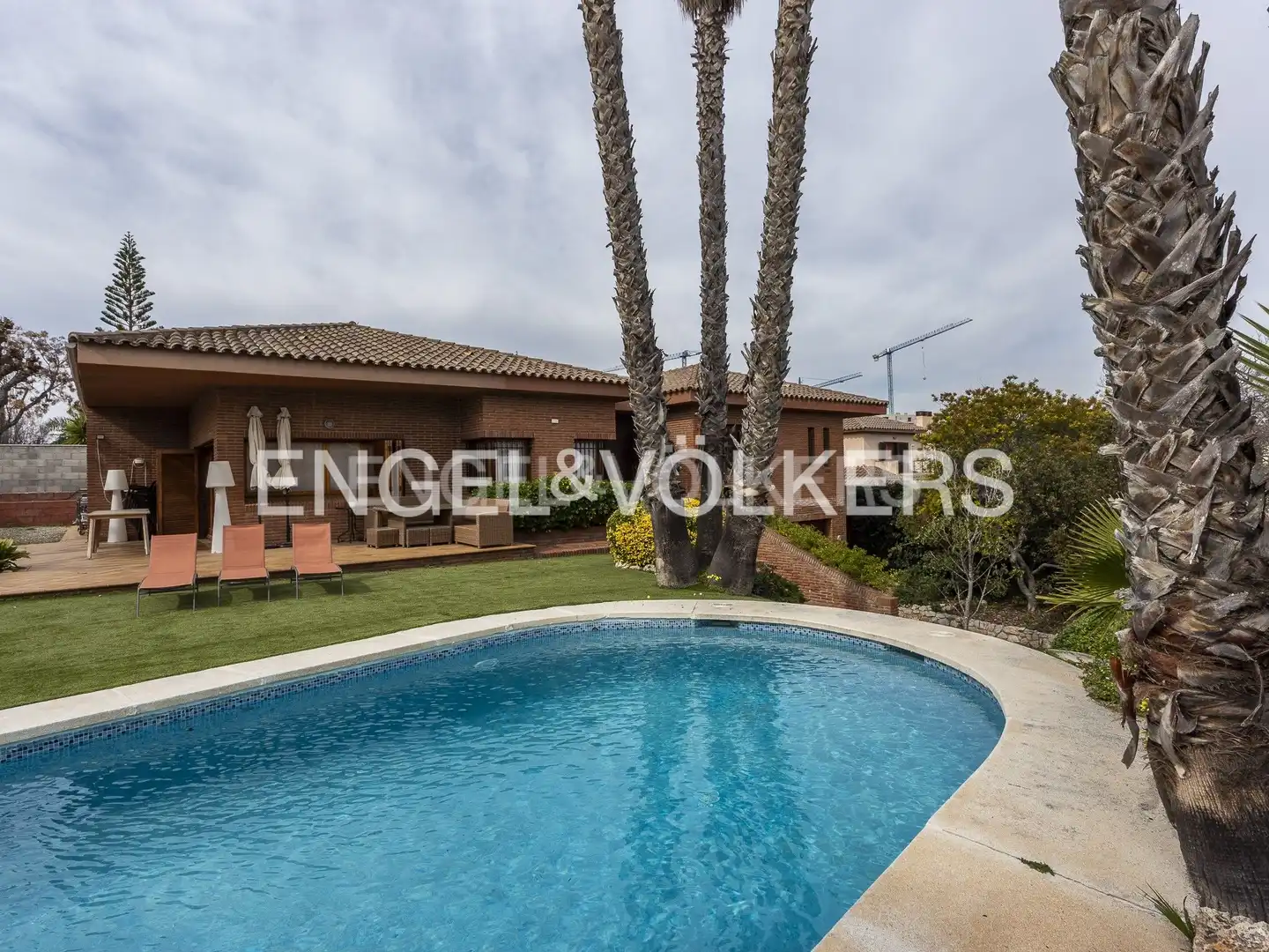 Piscina de Casa o xalet en venda en Vilanova i la Geltrú amb Calefacció, Jardí privat i Terrassa