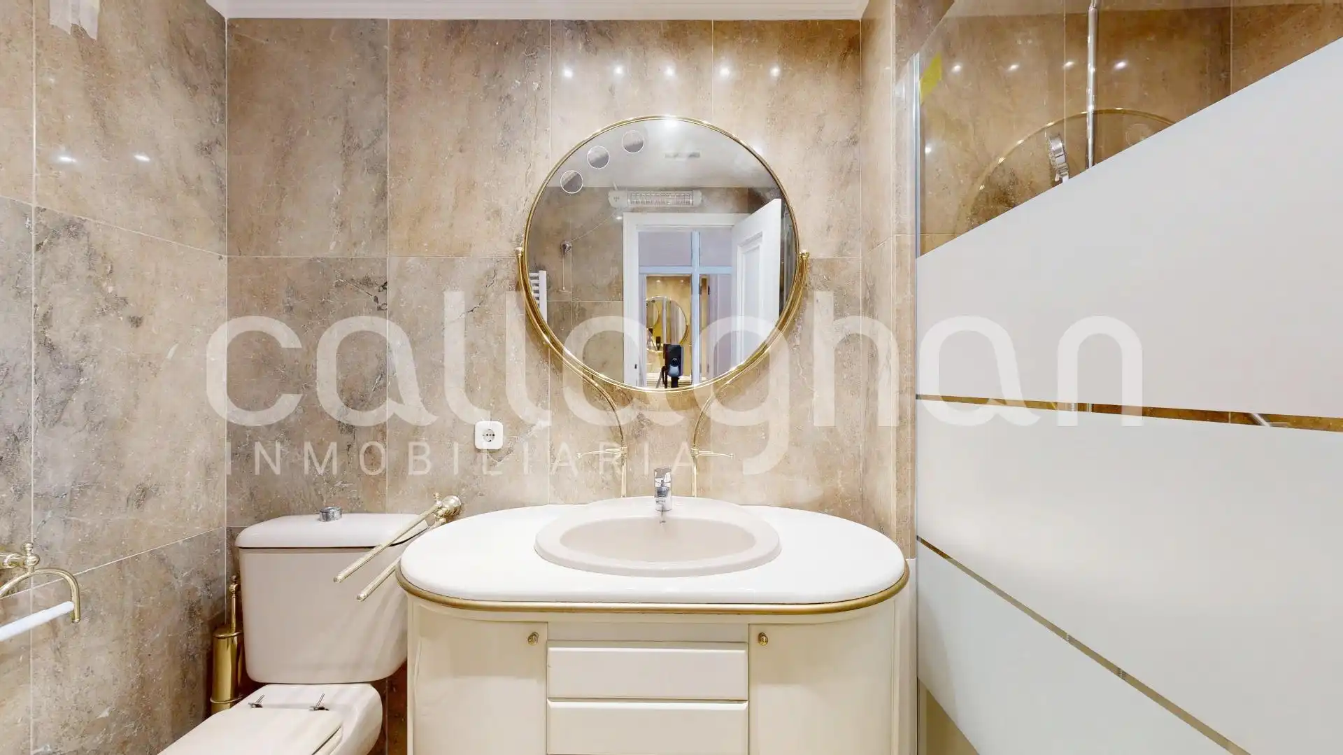 Baño de Piso en venta en Valencia con Calefacción, Terraza y Balcón