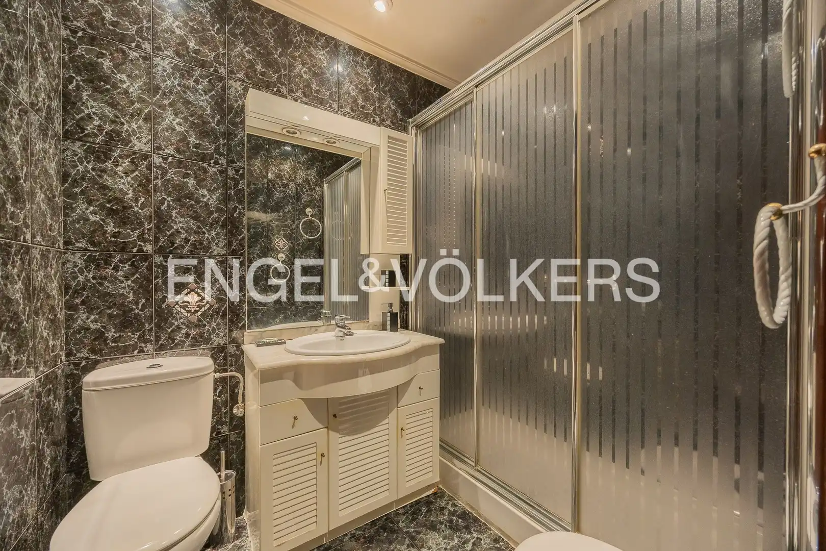 Badezimmer von Wohnung zum Verkauf in Bilbao  mit Heizung und Balkon