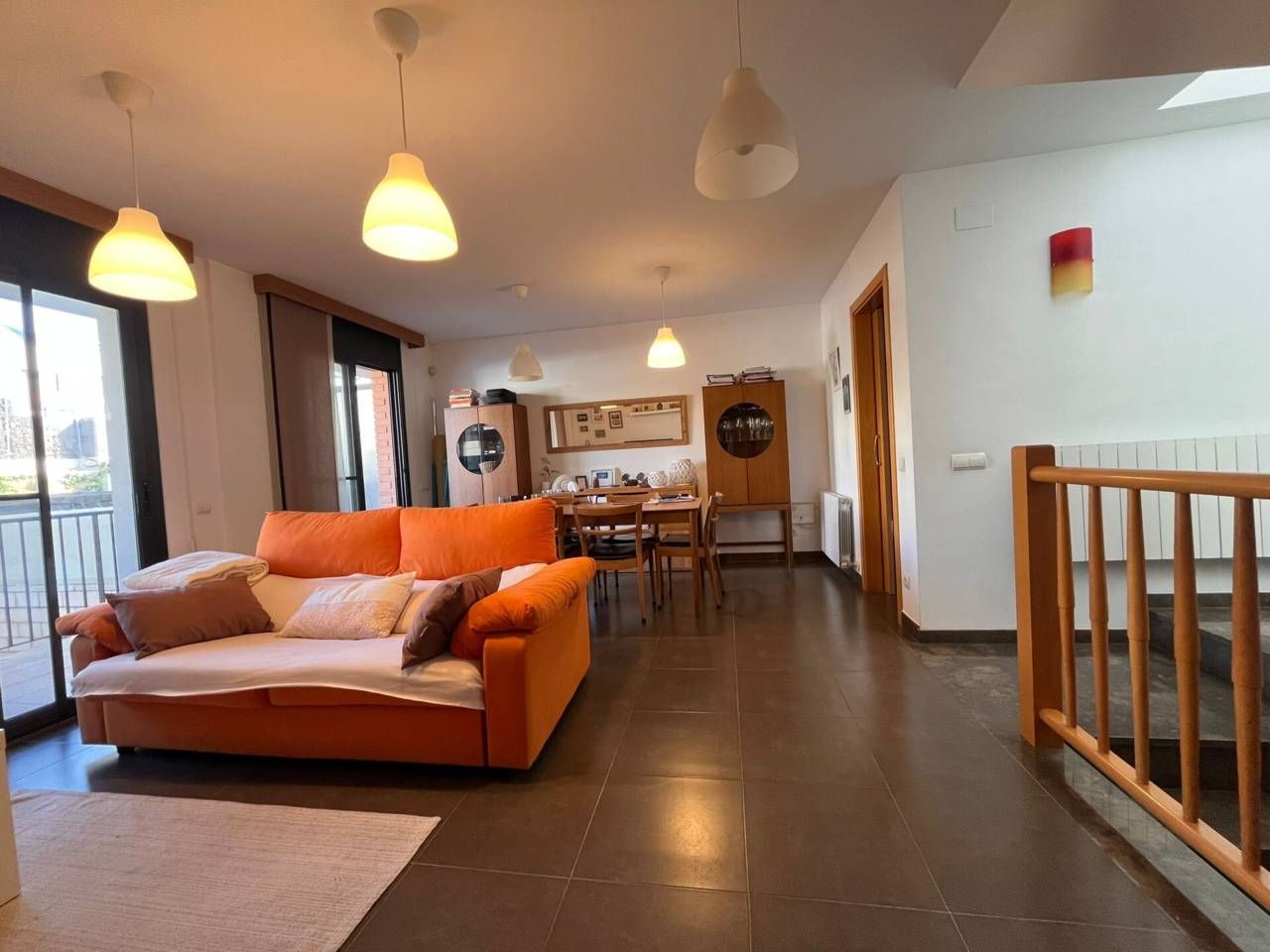 Sala d'estar de Casa adosada en venda en Vilanova i la Geltrú amb Jardí privat, Terrassa i Piscina