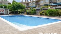 Piscina de Casa adosada en venda en Barberà del Vallès amb Piscina