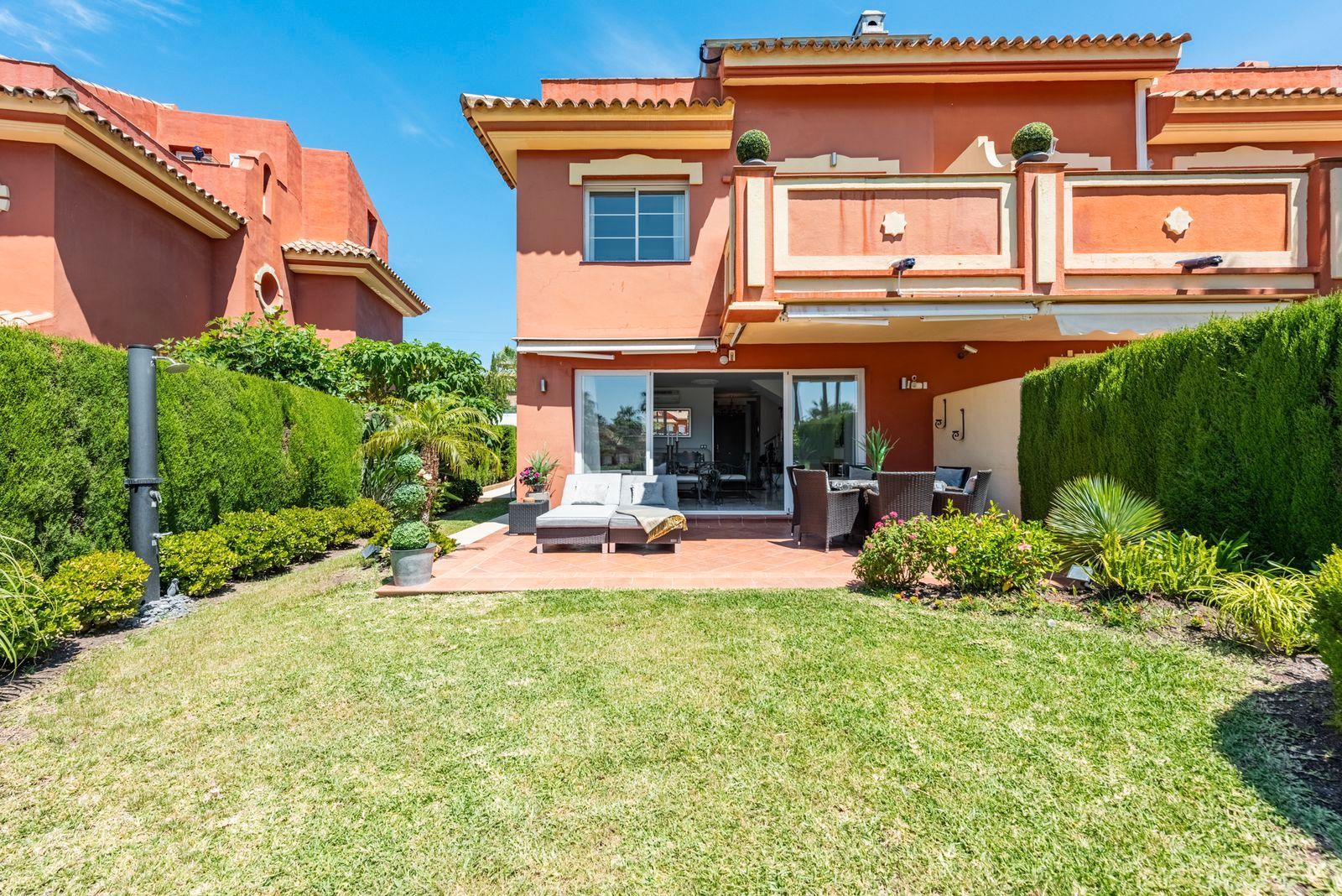 Jardí de Casa adosada en venda en Estepona amb Aire condicionat, Terrassa i Moblat