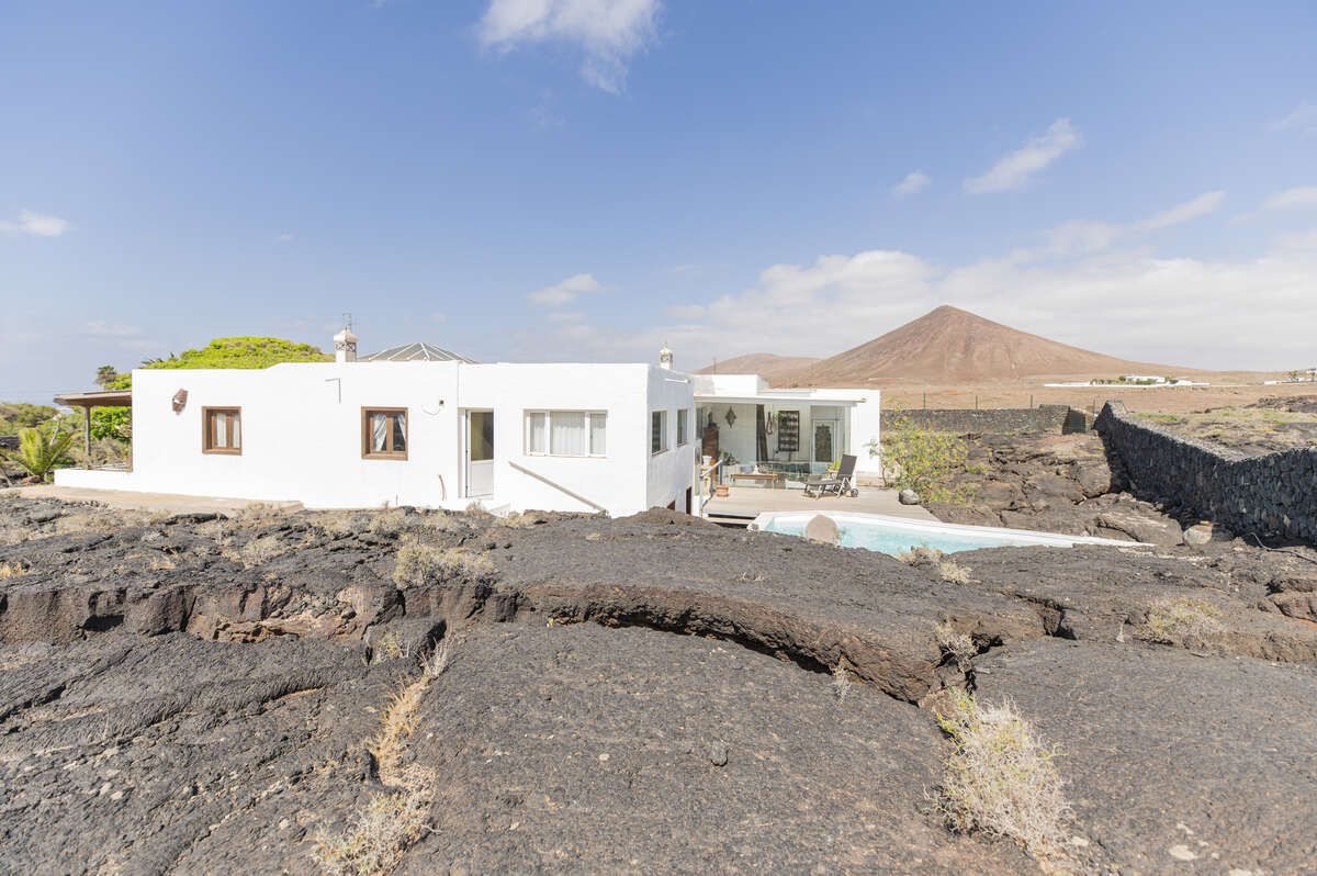Vista exterior de Casa o xalet en venda en Teguise amb Jardí privat, Piscina i Moblat