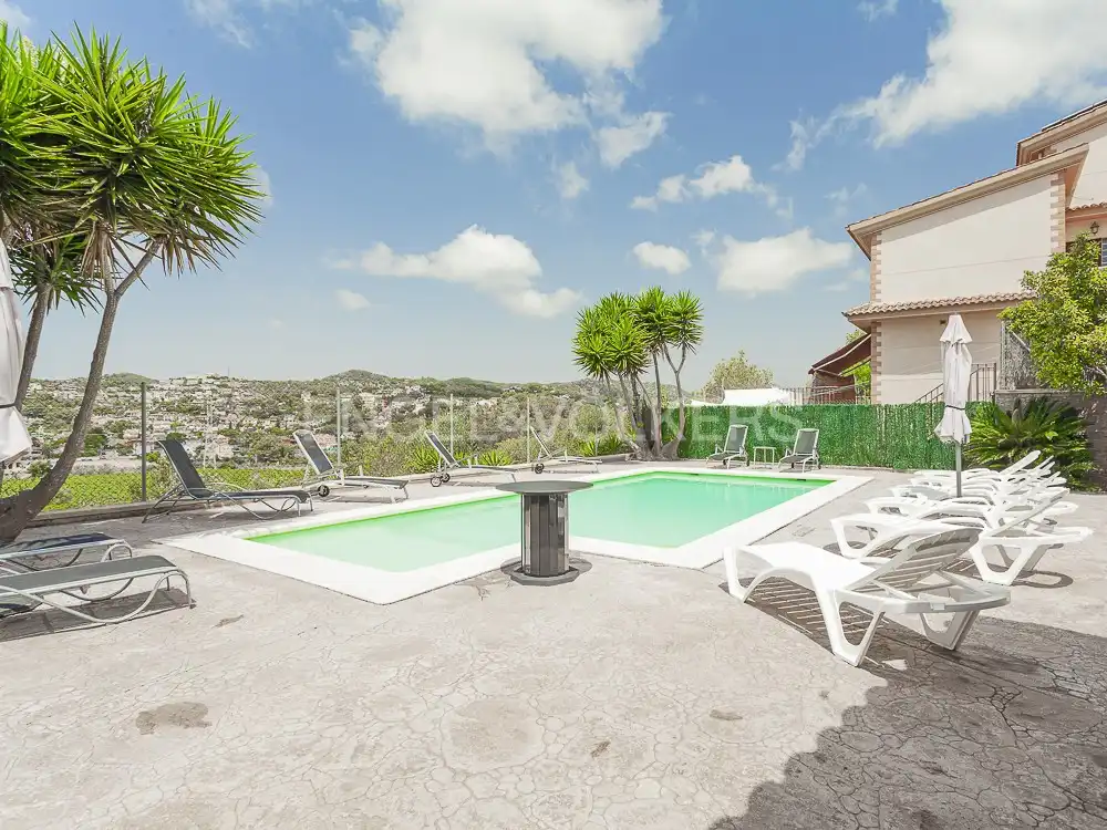 Vista exterior de Casa o xalet en venda en Cubelles amb Aire condicionat, Calefacció i Jardí privat