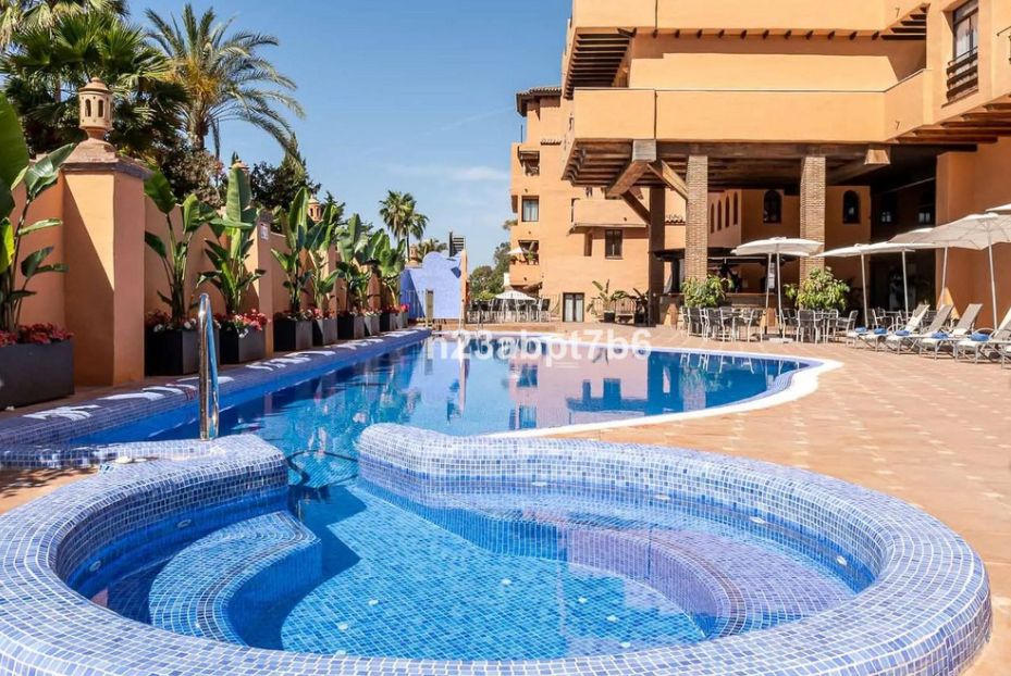 Piscina de Pis en venda en Estepona amb Moblat, Microones i TV