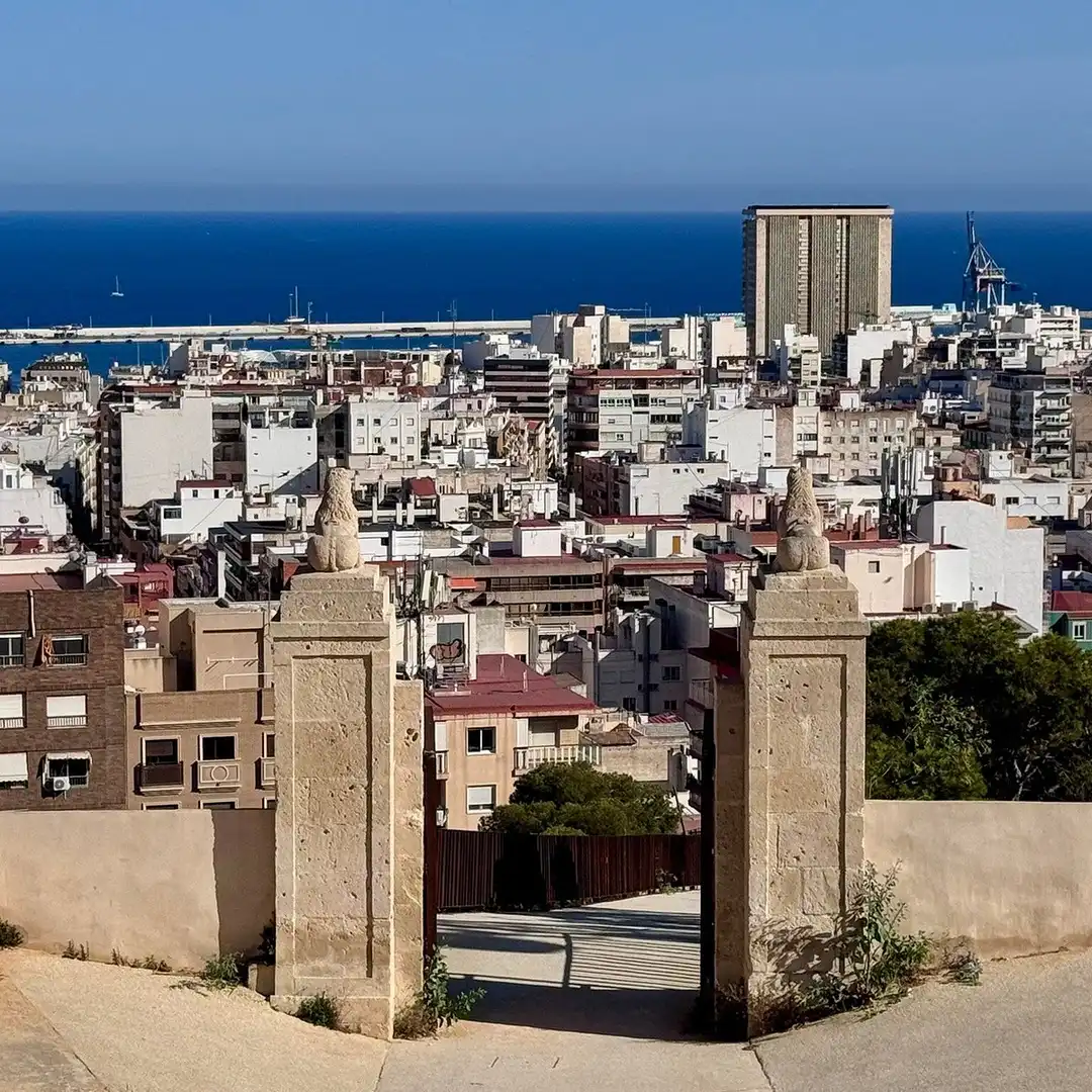 Vista exterior de Dúplex en venta en Alicante / Alacant con Aire acondicionado, Calefacción y Jardín privado