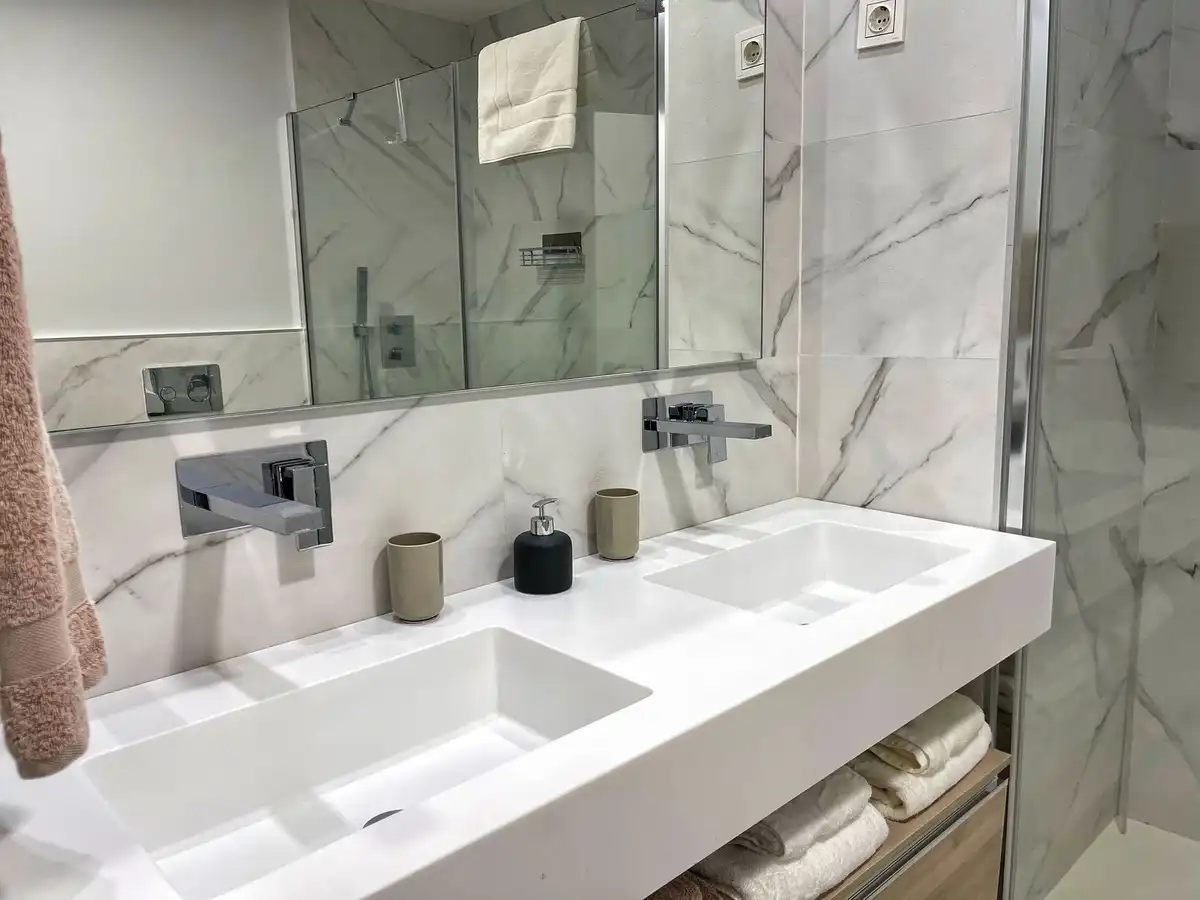 Badezimmer von Wohnung zur Miete in Benahavís mit Klimaanlage, Terrasse und Möbliert