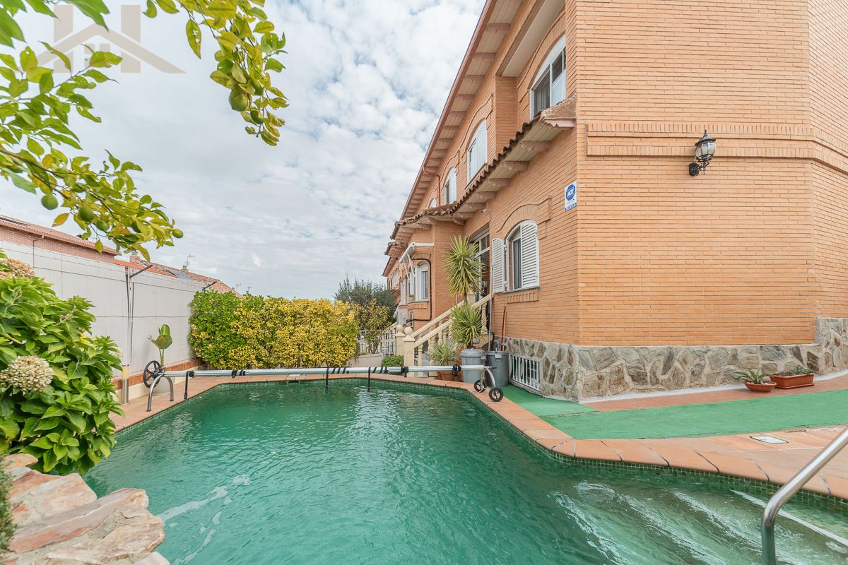 Swimming pool of House or chalet for sale in Navalcarnero  with Air Conditioner, Heating and Private garden