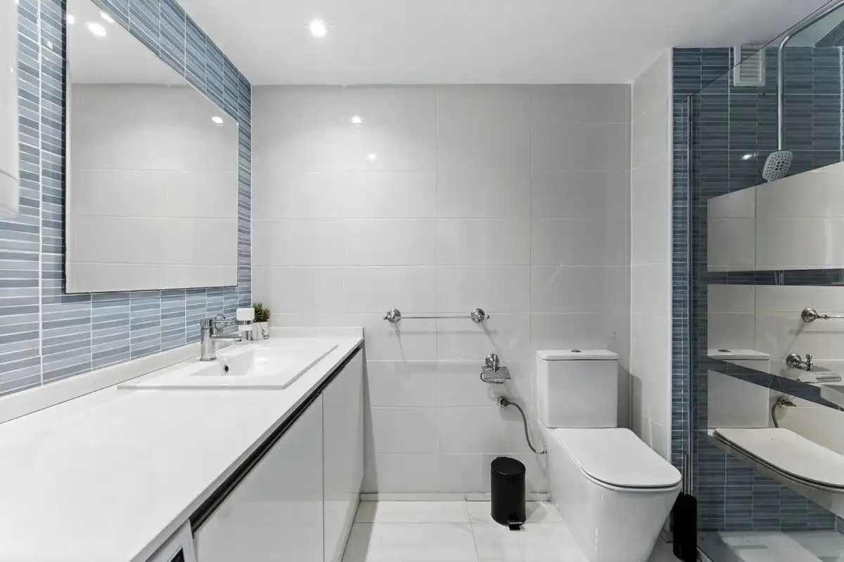 Badezimmer von Dachboden zur Miete in Manilva mit Klimaanlage, Heizung und Terrasse