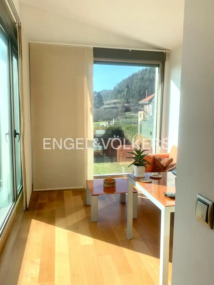 Sala d'estar de Casa o xalet en venda en Santa Cruz de Bezana amb Calefacció, Jardí privat i Parquet