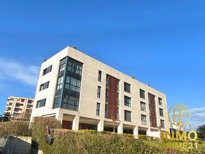 Außenansicht von Wohnung zum verkauf in Santander mit Schwimmbad und Balkon