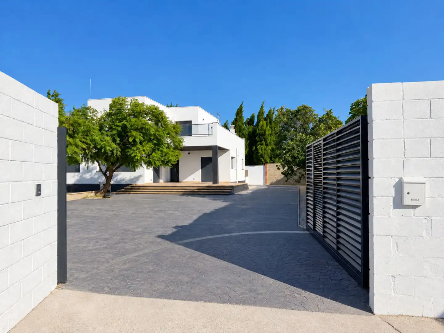 Vista exterior de Casa o xalet en venda en Deltebre amb Terrassa, Piscina i Balcó