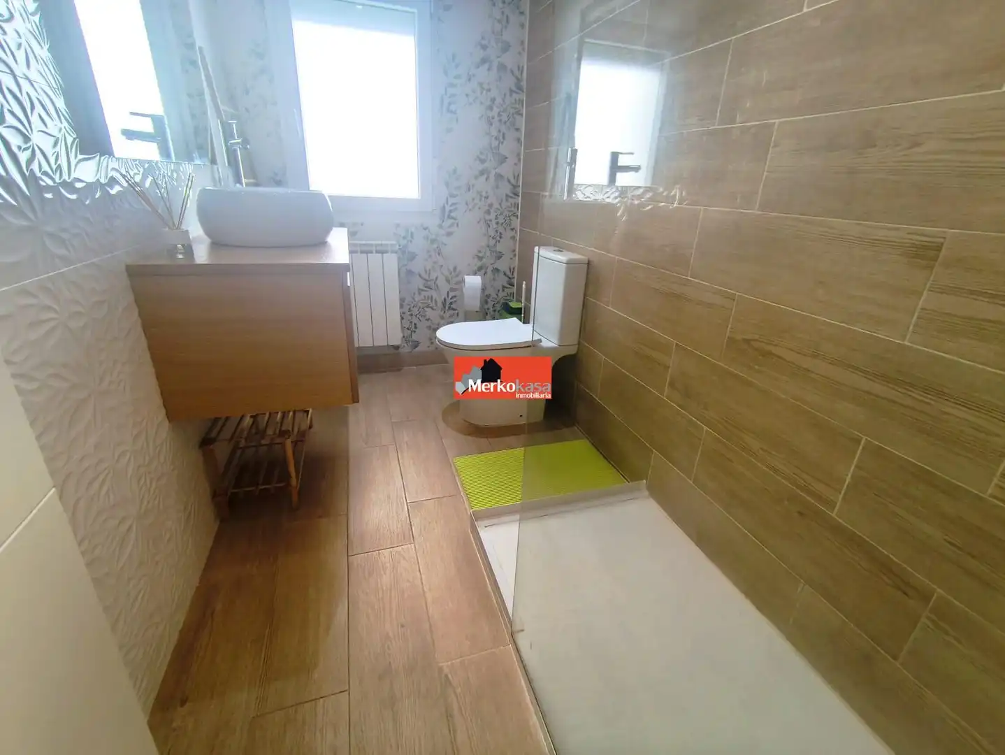 Baño de Piso en venta en Lugo con Calefacción, Trastero y Amueblado