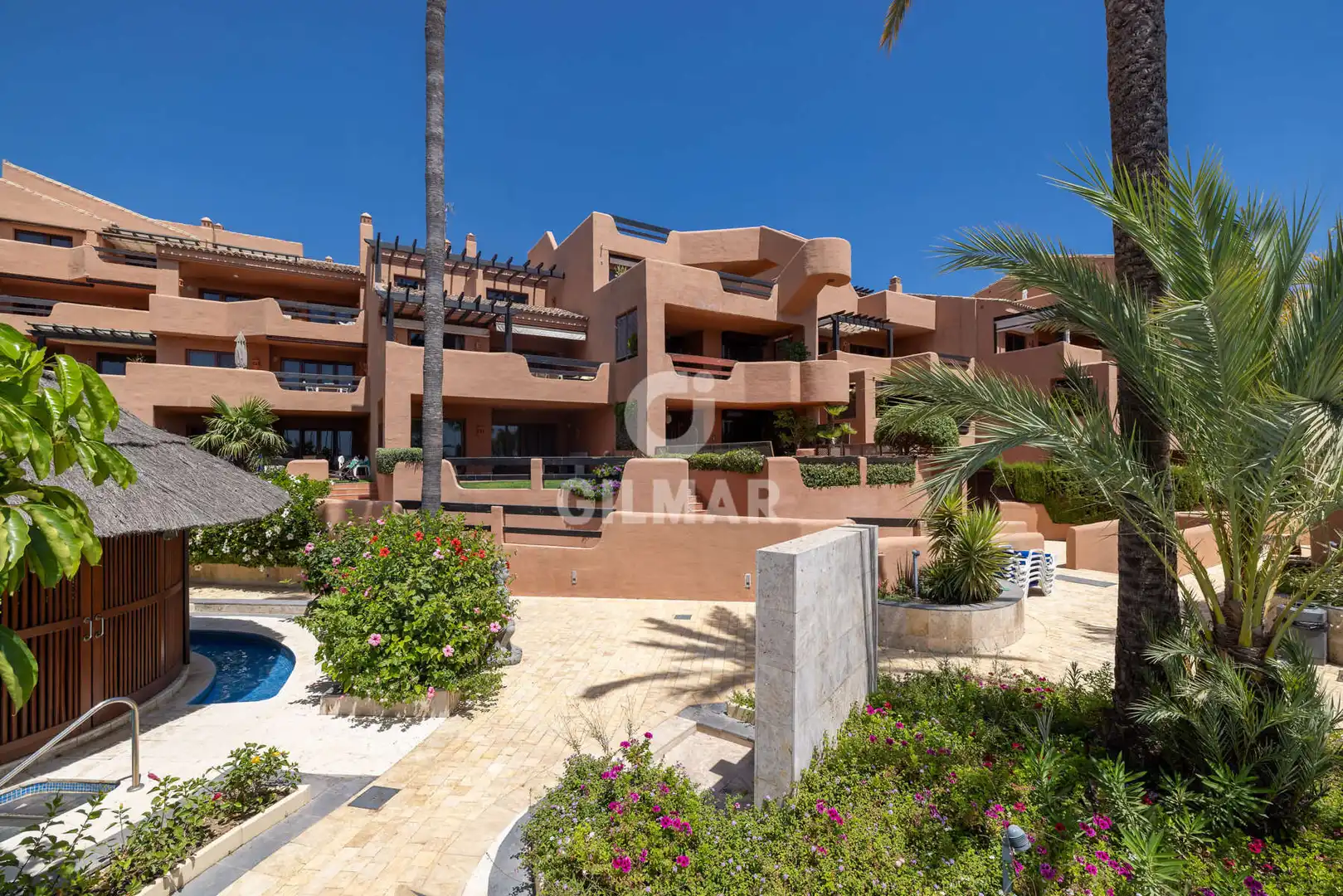 Vista exterior de Planta baja en venta en Estepona con Calefacción, Jardín privado y Trastero