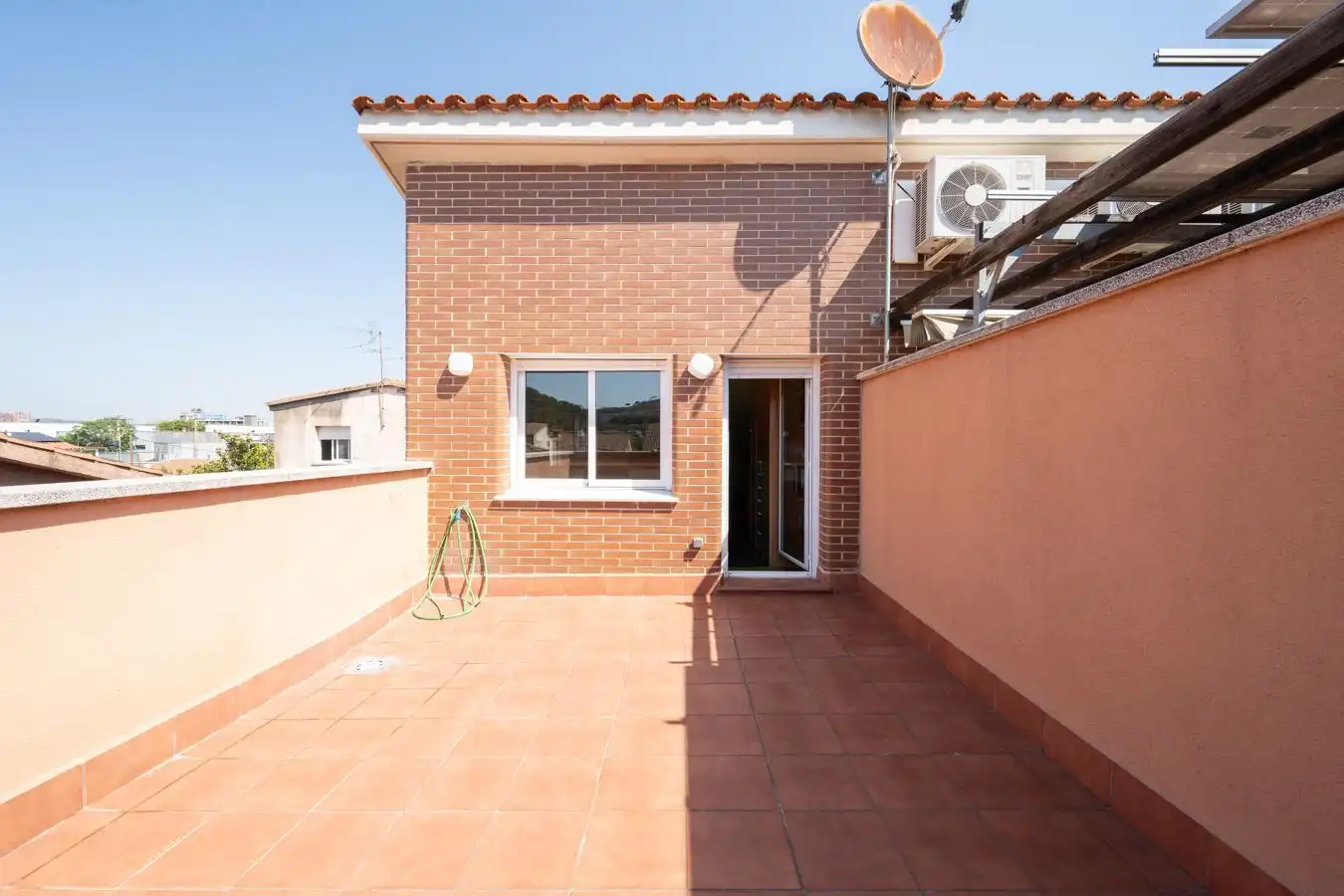 Terrassa de Casa adosada en venda en Montcada i Reixac amb Calefacció, Jardí privat i Terrassa