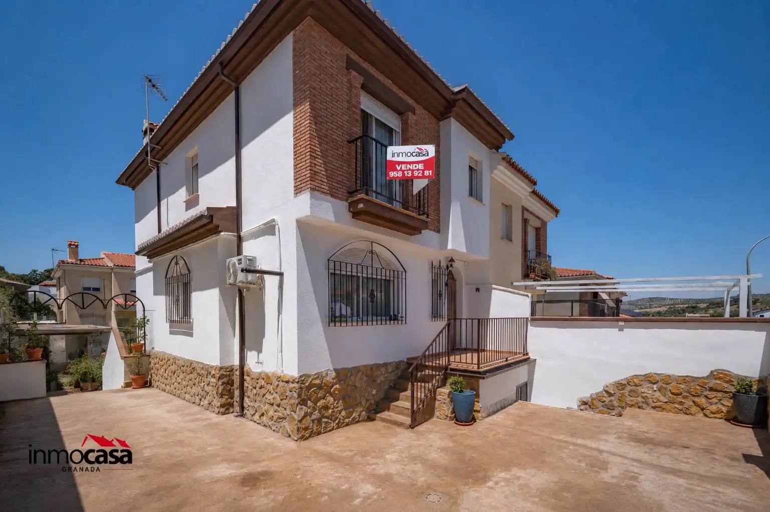 Vista exterior de Casa adosada en venta en Jun con Aire acondicionado, Jardín privado y Piscina