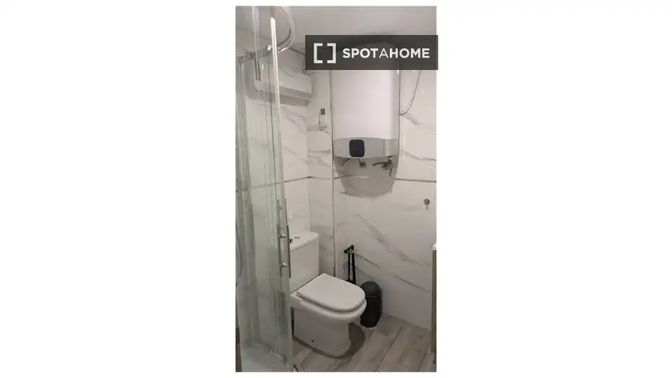 Baño de Piso de alquiler en Madrid con Aire acondicionado, Calefacción y Amueblado