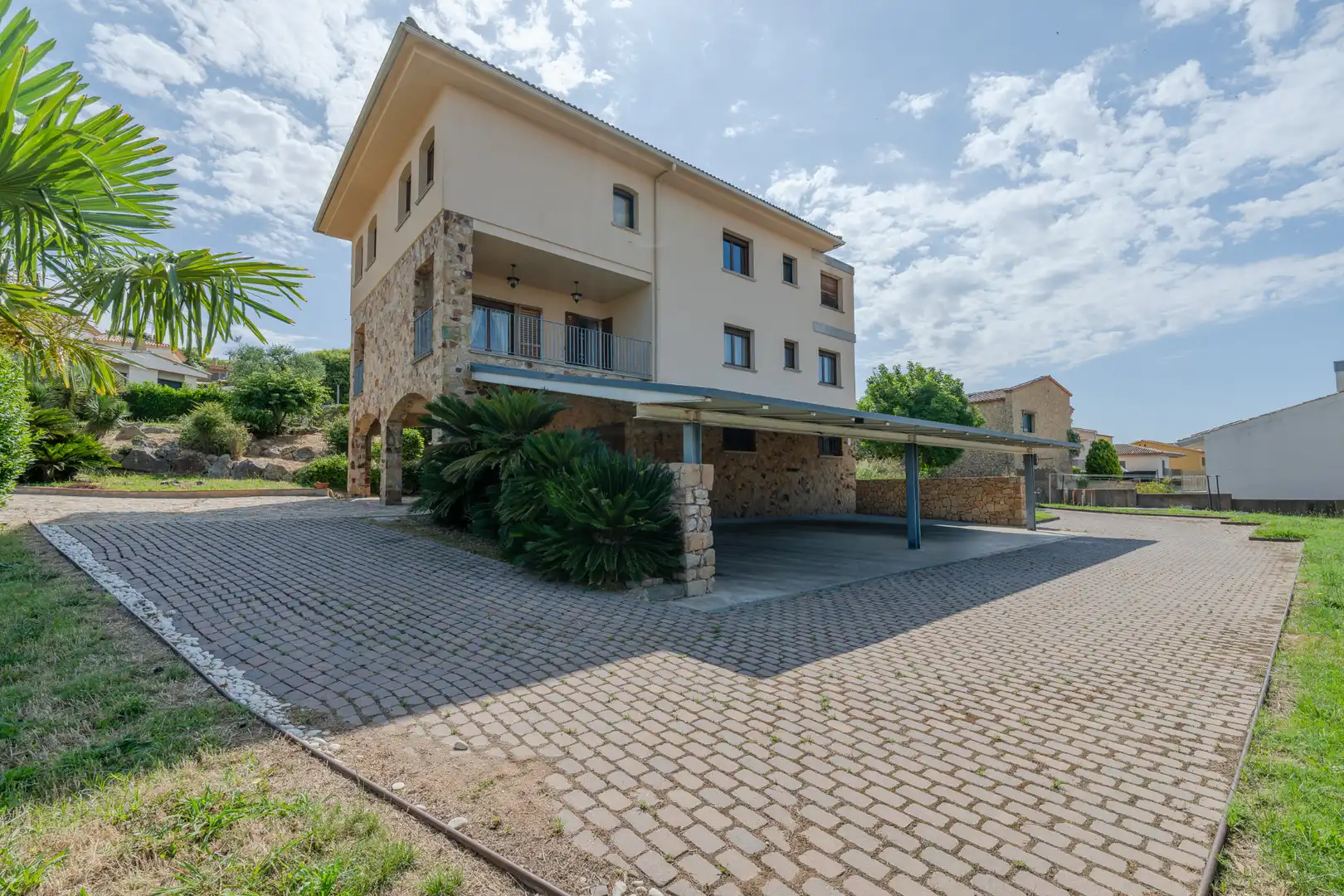 Vista exterior de Casa o chalet en venta en La Bisbal d'Empordà con Calefacción, Jardín privado y Terraza