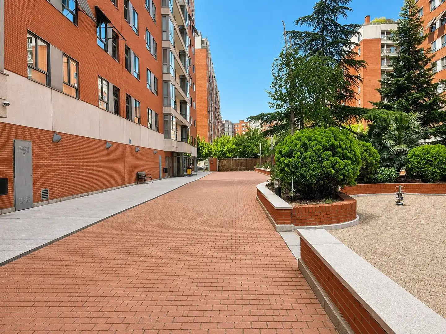 Exterior view of Flat for sale in Madrid  with Air Conditioner, Private garden and Storage room